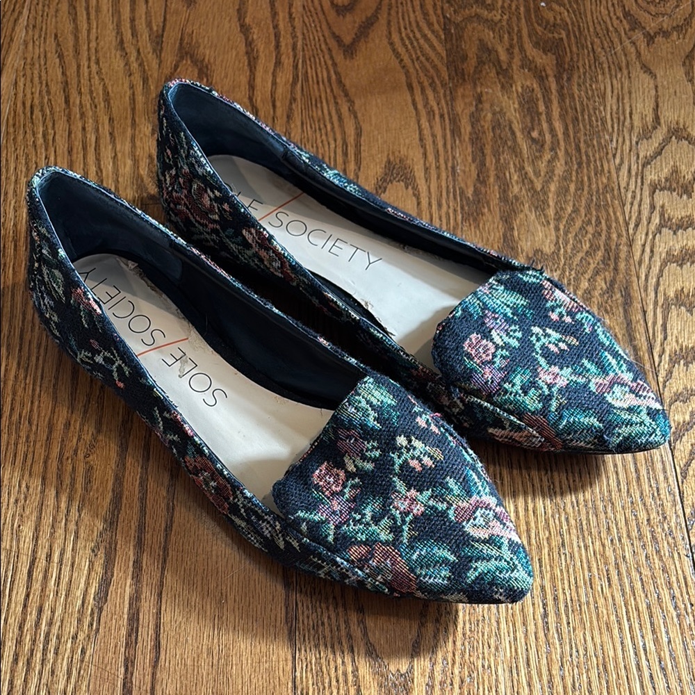 Sole Society Black and Green Flats with Elegant Design